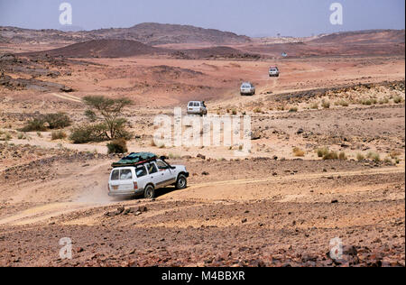 Algerien. In der Nähe von Djanet. Sahara. Touristen im 4x4 Autos. Stockfoto