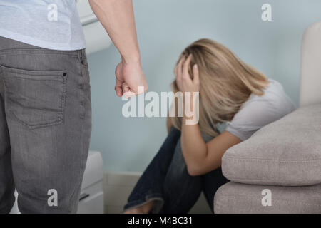 Nahaufnahme von einem Mann bedroht Frau mit der Faust Stockfoto
