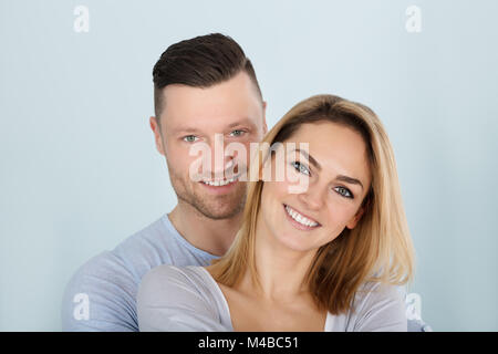 Portrait Foto von einem lächelnden jungen Paar Stockfoto