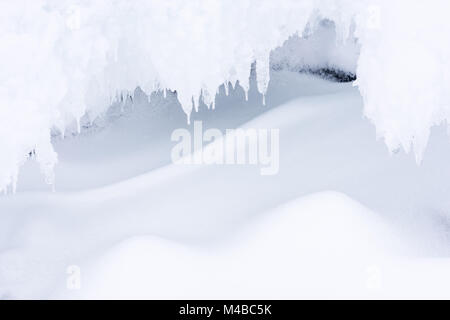 Eiszapfen, See Tornetraesk, Lappland, Schweden Stockfoto