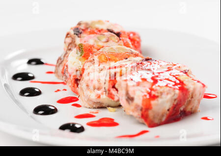 Semifreddo Dessert mit Waldfrüchten und Pistazien Stockfoto