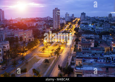 Kuba. Nacht-Havanna. Die Draufsicht auf die Allee Präsidenten. Stockfoto