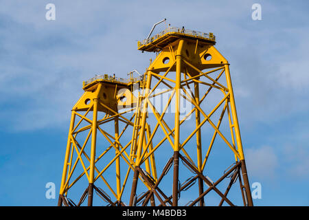 Großes meer Plattformen erwarten die Lieferung an Beatrice Offshore Windpark in der Nordsee. Sie wurden von Bifab, Burntisland Herstellungen Ltd f vorgefertigt Stockfoto