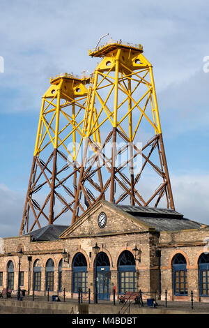 Großes meer Plattformen erwarten die Lieferung an Beatrice Offshore Windpark in der Nordsee. Sie wurden von Bifab, Burntisland Herstellungen Ltd f vorgefertigt Stockfoto