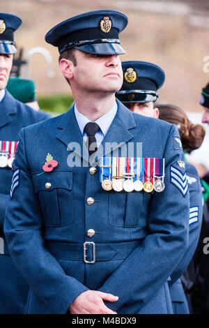 England, Ramsgate. Erinnerung Sonntag. RAF midadult Mann in der blauen Uniform stehend an der Mühelosigkeit mit Medaillen und Mohn auf der Brust. Im Freien. Stockfoto