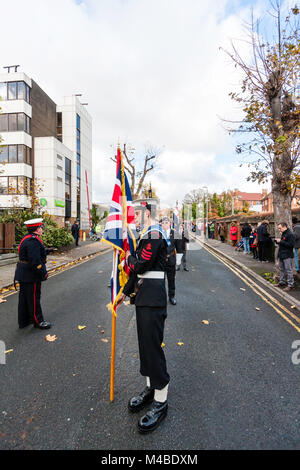 England, Ramsgate. Erinnerung Sonntag. Marine Sea Cadet Standartenträger führenden Parade in Street, mit älteren ex-Soldaten hinter auch Fahnen. Stockfoto