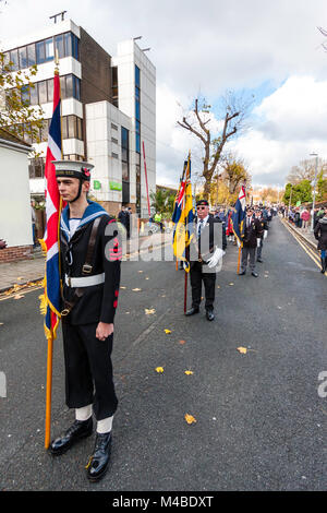 England, Ramsgate. Erinnerung Sonntag. Marine Sea Cadet Standartenträger führenden Parade in Street, mit älteren ex-Soldaten hinter auch Fahnen. Stockfoto