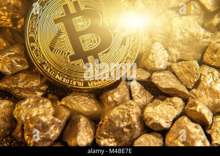 Golden glänzenden bitcoin am Damm der Gold Stockfoto