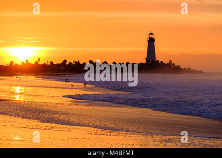 Santa Cruz Breakwater Light (Walton Leuchtturm) bei Sonnenaufgang Stockfoto