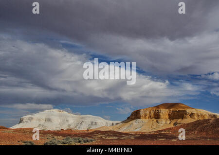 Erstaunlich bunte Landschaft der Breakaways vor Sonnenuntergang in der Nähe von Coober Pedy, Südaustralien Stockfoto