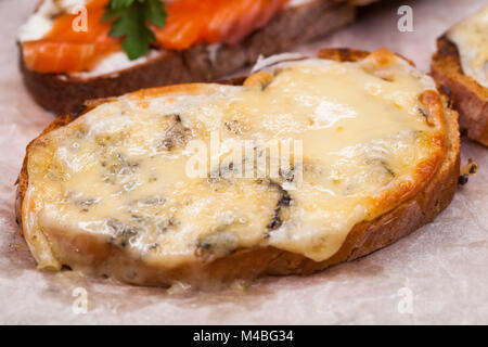 Toast mit geschmolzenem Käse, Nahaufnahme Stockfoto