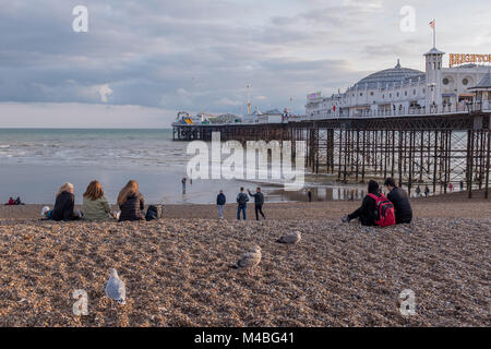 Menschen entspannen am Strand von Brighton Stockfoto