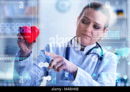 Frau Doktor in der Telemedizin Kardiologie Konzept Stockfoto