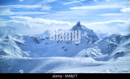 Alpine schneebedeckten Gipfeln, Tälern, Skifahren, Snowboard Pisten im Französischen Courchevel, Les Trois Vallees, an einem Wintertag. Stockfoto