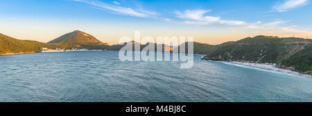 Sonnenuntergang an der kristallinen Strände von Pontal do Atalaia. Stockfoto