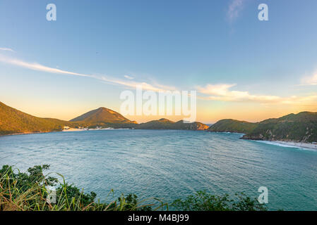 Sonnenuntergang an der kristallinen Strände von Pontal do Atalaia. Stockfoto