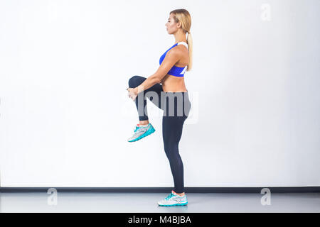 Rofil ansehen blond sportliche Frau, auf ein Bein. Studio shot Stockfoto