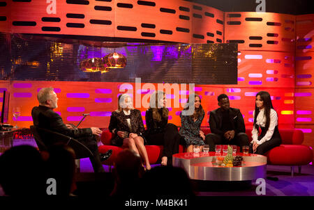 (Von links nach rechts) Host Graham Norton, Margot Robbie, Allison Janney, Alicia Vikander, Daniel Kaluuya und Camila Cabello während während der Dreharbeiten der Graham Norton Show im Londoner Studios, auf BBC One am Freitag ausgestrahlt werden. Stockfoto