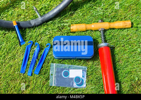 Reifen für Fahrräder mit Reparaturmaterial Stockfoto