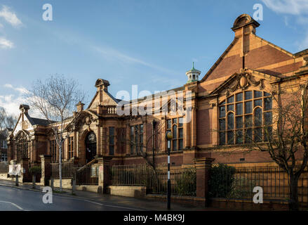 Außen an der Carnegie Bibliothek in Herne Hill im Süden Londons, die zum ersten Mal in fast 2 Jahren eröffnet, die am 15. Februar 2018 in London, England. Von Lambeth Rat geschlossen und belegt durch Demonstranten für 10 Tage im Jahr 2016, wird die Bibliothek vermacht von uns Philanthrop Andrew Carnegie hat überhaupt gesperrt, weil, sagen Lambeth Sparmaßnahmen notwendig sind. Eine Turnhalle, die Einheimischen sagen, dass Sie nicht wollen oder müssen, hat im Keller und Bibliothek Raum einen Bruchteil wie zuvor und es glaubte, keine qualifizierte Bibliothekare anwesend sein wird, um es zu verwalten installiert. Die Demonstranten auch Bel Stockfoto