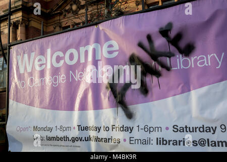 Außen an der Carnegie Bibliothek in Herne Hill im Süden Londons, die zum ersten Mal in fast 2 Jahren eröffnet, die am 15. Februar 2018 in London, England. Von Lambeth Rat geschlossen und belegt durch Demonstranten für 10 Tage im Jahr 2016, wird die Bibliothek vermacht von uns Philanthrop Andrew Carnegie hat überhaupt gesperrt, weil, sagen Lambeth Sparmaßnahmen notwendig sind. Eine Turnhalle, die Einheimischen sagen, dass Sie nicht wollen oder müssen, hat im Keller und Bibliothek Raum einen Bruchteil wie zuvor und es glaubte, keine qualifizierte Bibliothekare anwesend sein wird, um es zu verwalten installiert. Die Demonstranten auch Bel Stockfoto