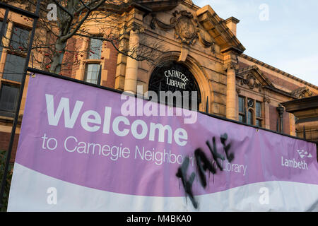 Außen an der Carnegie Bibliothek in Herne Hill im Süden Londons, die zum ersten Mal in fast 2 Jahren eröffnet, die am 15. Februar 2018 in London, England. Von Lambeth Rat geschlossen und belegt durch Demonstranten für 10 Tage im Jahr 2016, wird die Bibliothek vermacht von uns Philanthrop Andrew Carnegie hat überhaupt gesperrt, weil, sagen Lambeth Sparmaßnahmen notwendig sind. Eine Turnhalle, die Einheimischen sagen, dass Sie nicht wollen oder müssen, hat im Keller und Bibliothek Raum einen Bruchteil wie zuvor und es glaubte, keine qualifizierte Bibliothekare anwesend sein wird, um es zu verwalten installiert. Die Demonstranten auch Bel Stockfoto