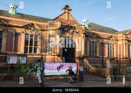 Außen an der Carnegie Bibliothek in Herne Hill im Süden Londons, die zum ersten Mal in fast 2 Jahren eröffnet, die am 15. Februar 2018 in London, England. Von Lambeth Rat geschlossen und belegt durch Demonstranten für 10 Tage im Jahr 2016, wird die Bibliothek vermacht von uns Philanthrop Andrew Carnegie hat überhaupt gesperrt, weil, sagen Lambeth Sparmaßnahmen notwendig sind. Eine Turnhalle, die Einheimischen sagen, dass Sie nicht wollen oder müssen, hat im Keller und Bibliothek Raum einen Bruchteil wie zuvor und es glaubte, keine qualifizierte Bibliothekare anwesend sein wird, um es zu verwalten installiert. Die Demonstranten auch Bel Stockfoto