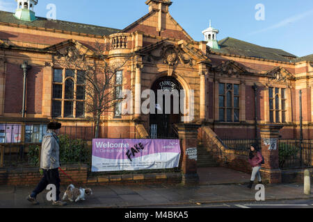 Außen an der Carnegie Bibliothek in Herne Hill im Süden Londons, die zum ersten Mal in fast 2 Jahren eröffnet, die am 15. Februar 2018 in London, England. Von Lambeth Rat geschlossen und belegt durch Demonstranten für 10 Tage im Jahr 2016, wird die Bibliothek vermacht von uns Philanthrop Andrew Carnegie hat überhaupt gesperrt, weil, sagen Lambeth Sparmaßnahmen notwendig sind. Eine Turnhalle, die Einheimischen sagen, dass Sie nicht wollen oder müssen, hat im Keller und Bibliothek Raum einen Bruchteil wie zuvor und es glaubte, keine qualifizierte Bibliothekare anwesend sein wird, um es zu verwalten installiert. Die Demonstranten auch Bel Stockfoto