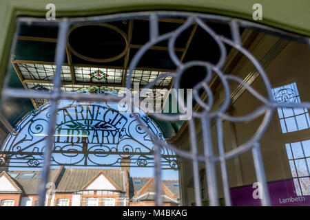 Edwardian Periode Eingang der neu eröffnete Carnegie Library auf Herne Hill im Süden Londons, die seine Türen zum ersten Mal in fast 2 Jahren geöffnet hat, die am 15. Februar 2018 in London, England. Von Lambeth Rat geschlossen und belegt durch Demonstranten für 10 Tage im Jahr 2016, wird die Bibliothek vermacht von uns Philanthrop Andrew Carnegie hat überhaupt gesperrt, weil, sagen Lambeth Sparmaßnahmen notwendig sind. Eine Turnhalle, die Einheimischen sagen, dass Sie nicht wollen oder müssen, hat im Keller und Bibliothek Raum einen Bruchteil wie zuvor und es glaubte, keine qualifizierte Bibliothekare presen wird installiert Stockfoto