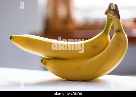 Bananen auf den Tisch zu Hause liegen. Stockfoto