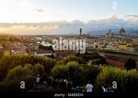 017: Blick von der Piazzale Michelangelo, Piazzale Michelangelo ist ein beliebter Platz, auf einem Hügel in Oltrarno, wo Touristen sowie Stockfoto