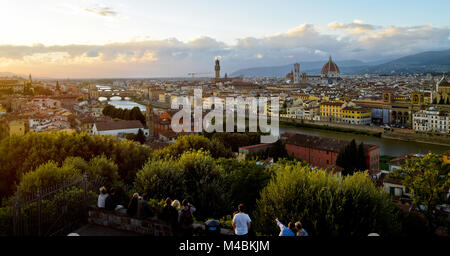 017: Blick von der Piazzale Michelangelo, Piazzale Michelangelo ist ein beliebter Platz, auf einem Hügel in Oltrarno, wo Touristen sowie Stockfoto