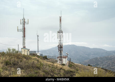 Telekommunikation (GSM) Türme mit TV-Antennen Stockfoto