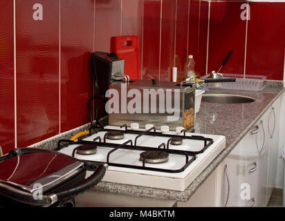 Küche und Kochutensilien in einem Restaurant - Friteuse, Herd, Spüle, Toaster Stockfoto