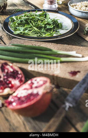 Grüner Salat mit Granatapfel, manna Kruppe, Zwiebel Stockfoto