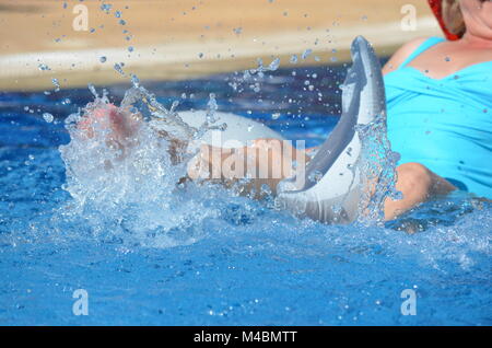 Eine aktive kaukasische Senior Frau Spaß im Pool im Urlaub in einem tropischen Vacation Resort in Varadero, Kuba. Stockfoto