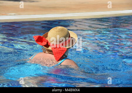 Eine aktive kaukasische Senior Frau Spaß im Pool im Urlaub in einem tropischen Vacation Resort in Varadero, Kuba. Stockfoto