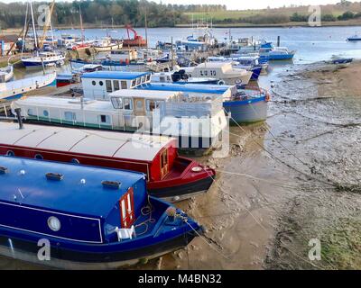 Boote im Schlamm bei Ebbe. River Deben, Woodbridge, Suffolk. UK. Stockfoto