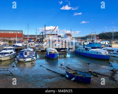 Boote im Schlamm bei Ebbe. River Deben, Woodbridge, Suffolk. UK. Stockfoto