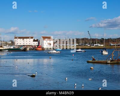 Die Flut Mühle auf dem Fluß Deben in Woodbridge, Suffolk an einem sonnigen Wintertag. Februar 2018. Stockfoto