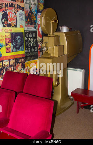 Eine sehr alte freistehende Kino film Projektor mit seinen schweren Gehäuse in einem kleinen Museum Kino am Bangor Castle Heritage Center in Bangor County D Stockfoto