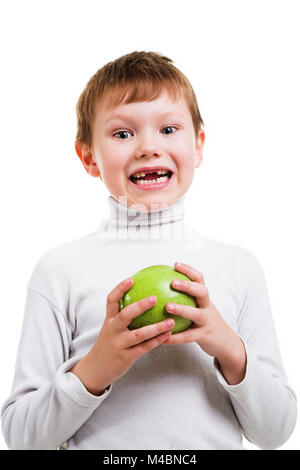 Junge seine fehlende Milchzähne angezeigt Stockfoto