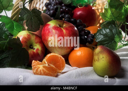 Noch immer leben Obstkorb auf dem Tisch Stockfoto