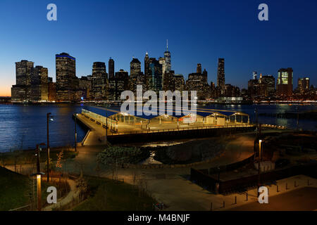 Blick auf Lower Manhattan von der Brooklyn Heights Promenade in der Abenddämmerung Stockfoto