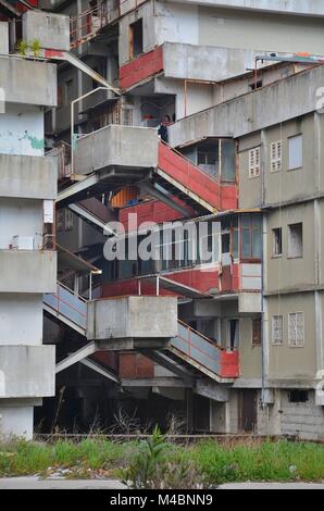 Scampia, der nördlichen Peripherie von Neapel (Italien), ist für seine Vele (schmerzt" bekannt), ein Wohnkomplex von Franz Di Salvo. Es wird bald zerstört werden. Stockfoto