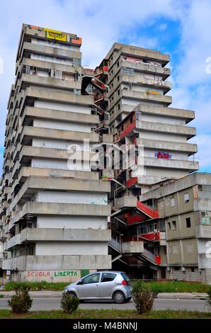 Scampia, der nördlichen Peripherie von Neapel (Italien), ist für seine Vele (schmerzt" bekannt), ein Wohnkomplex von Franz Di Salvo. Es wird bald zerstört werden. Stockfoto