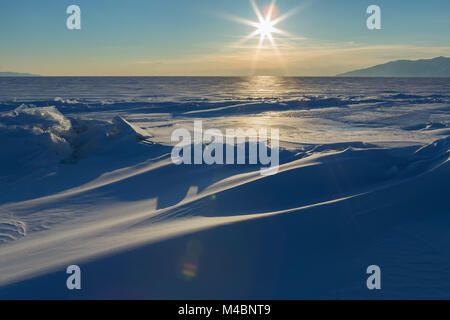 Sonne über den Schnee bedeckten Eis Steinmännchen des Baikalsees Stockfoto