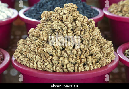 Ohne Schale Walnüsse auf einem Markt in Usbekistan Stockfoto