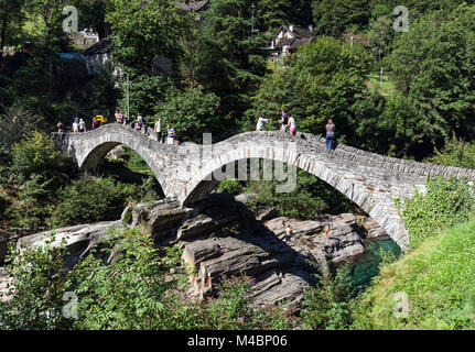 Alte römische Brücke Ponte dei Salti, Lavertezzo über Verzasca, Verzascatal, Valle Verzasca, Tessin, Schweiz Stockfoto