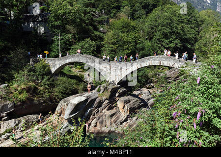 Alte römische Brücke Ponte dei Salti, Lavertezzo über Verzasca, Verzascatal, Valle Verzasca, Tessin, Schweiz Stockfoto